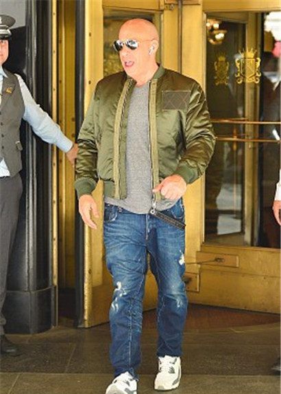 范·迪塞尔墨镜遮面光头造型超级酷,穿飞行外套显年轻大叔范儿足