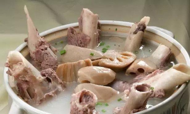 大骨汤怎么熬补钙长身体 煲骨汤加点醋更营养！|大骨汤|骨头|磷酸钙_新浪新闻