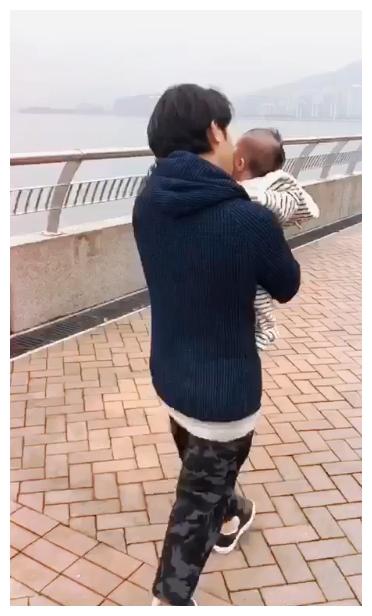 李亚男"偷拍"老公抱女儿,一家三口温馨互动,网友直呼好有爱