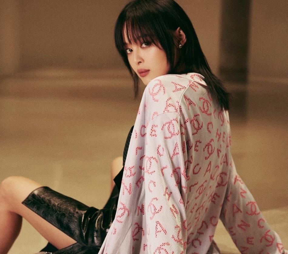 辛芷蕾印花开衫配短裤,霸气秀美腿,可知道价格网友直呼:买不起