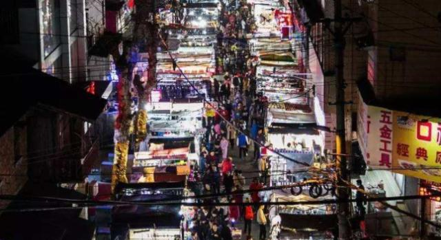 武汉有个夜市，规模超大堪称“购物天堂”，游客：比户部巷有感觉