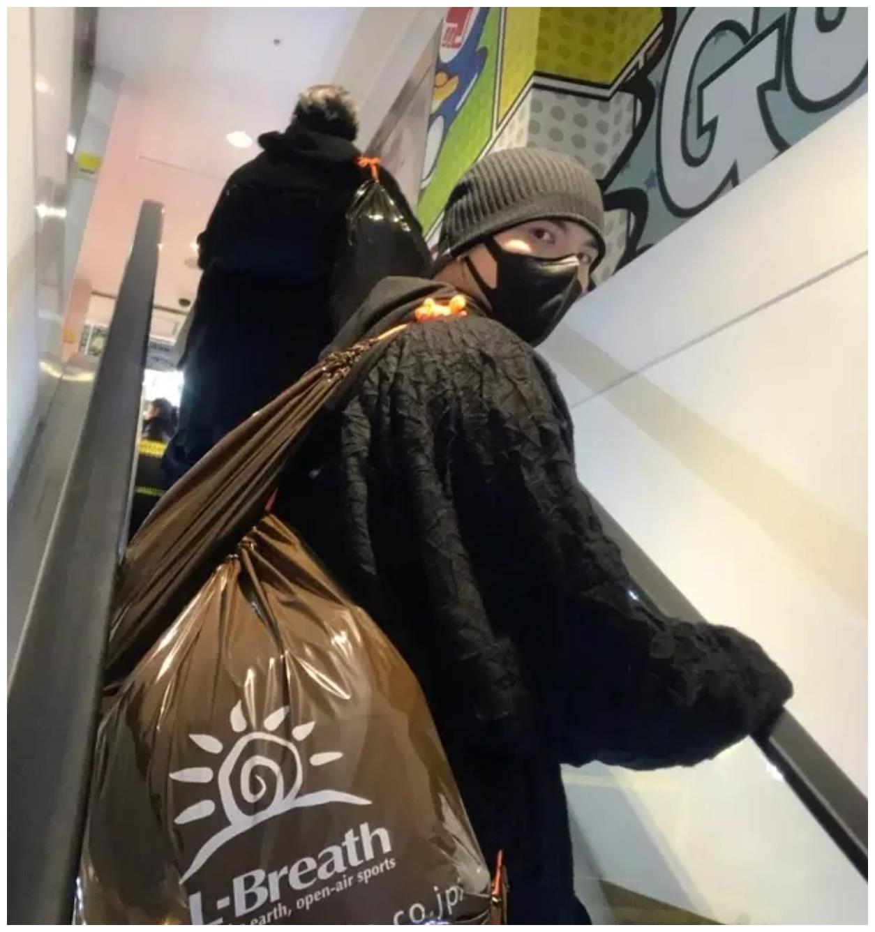 向佐郭碧婷日本疯狂“买口罩”！看清他身上的购物袋尺寸后，粉丝