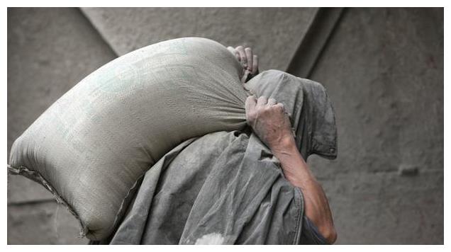 哥哥下苦力供弟弟上学,弟衣锦还乡报答他时,他说:俺不认识你