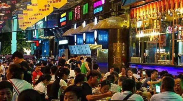 武汉有个夜市，规模超大堪称“购物天堂”，游客：比户部巷有感觉