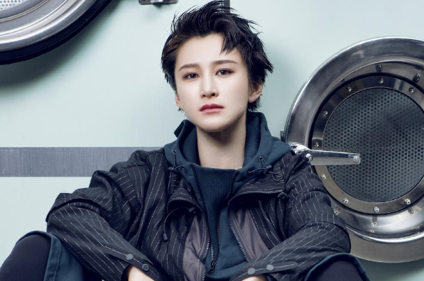 女演员,但林超贤却执意如此,蒋璐霞给导演展示了自己的动作功底和肌肉