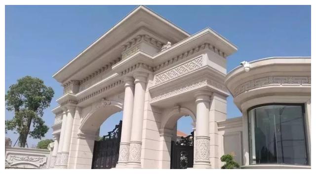 别人家的大门和围栏让人羡慕不已，全用大理石，华丽又大气