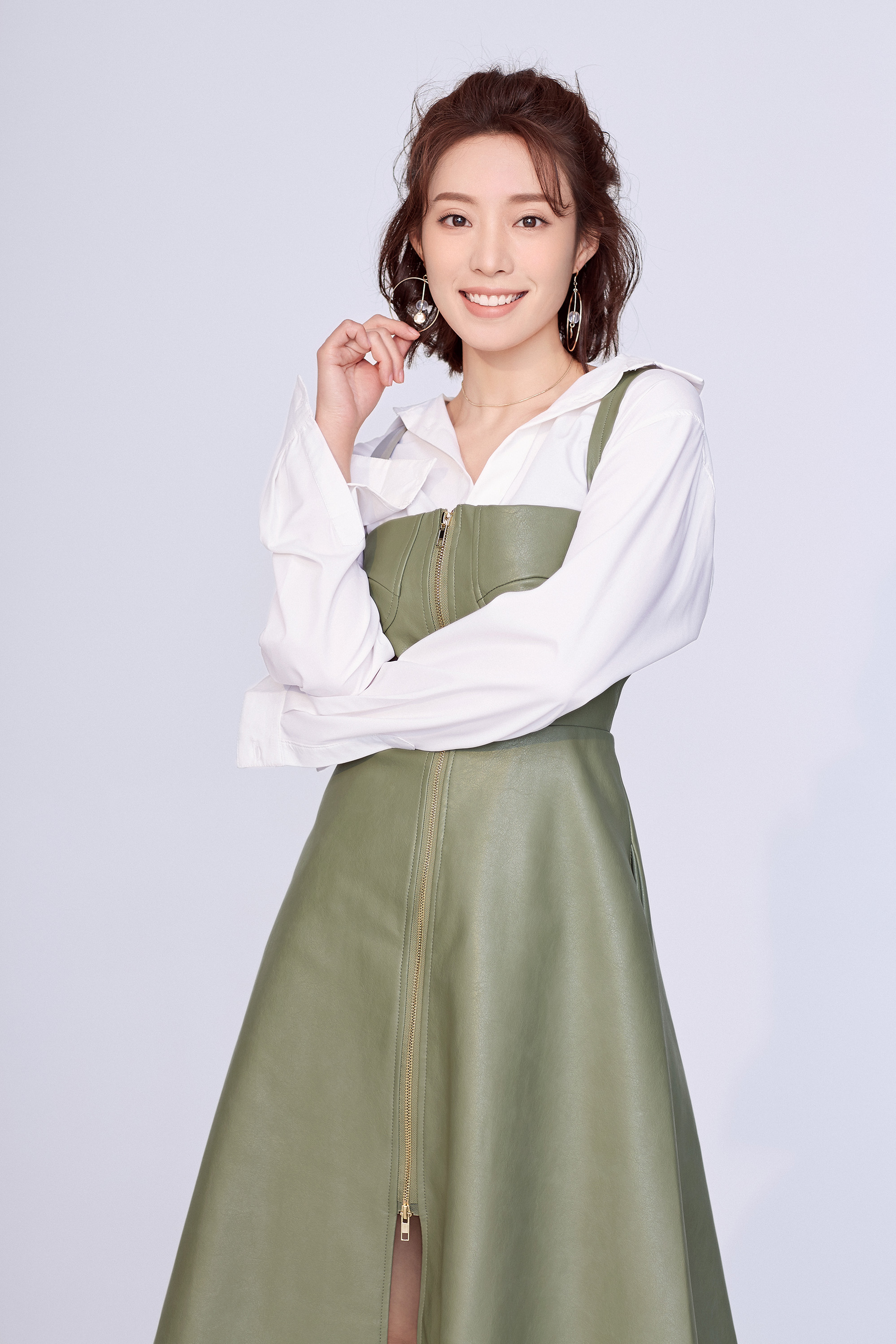 《齐丑无艳》女主角郝文婷写真公开 靓丽优雅还原时尚本色