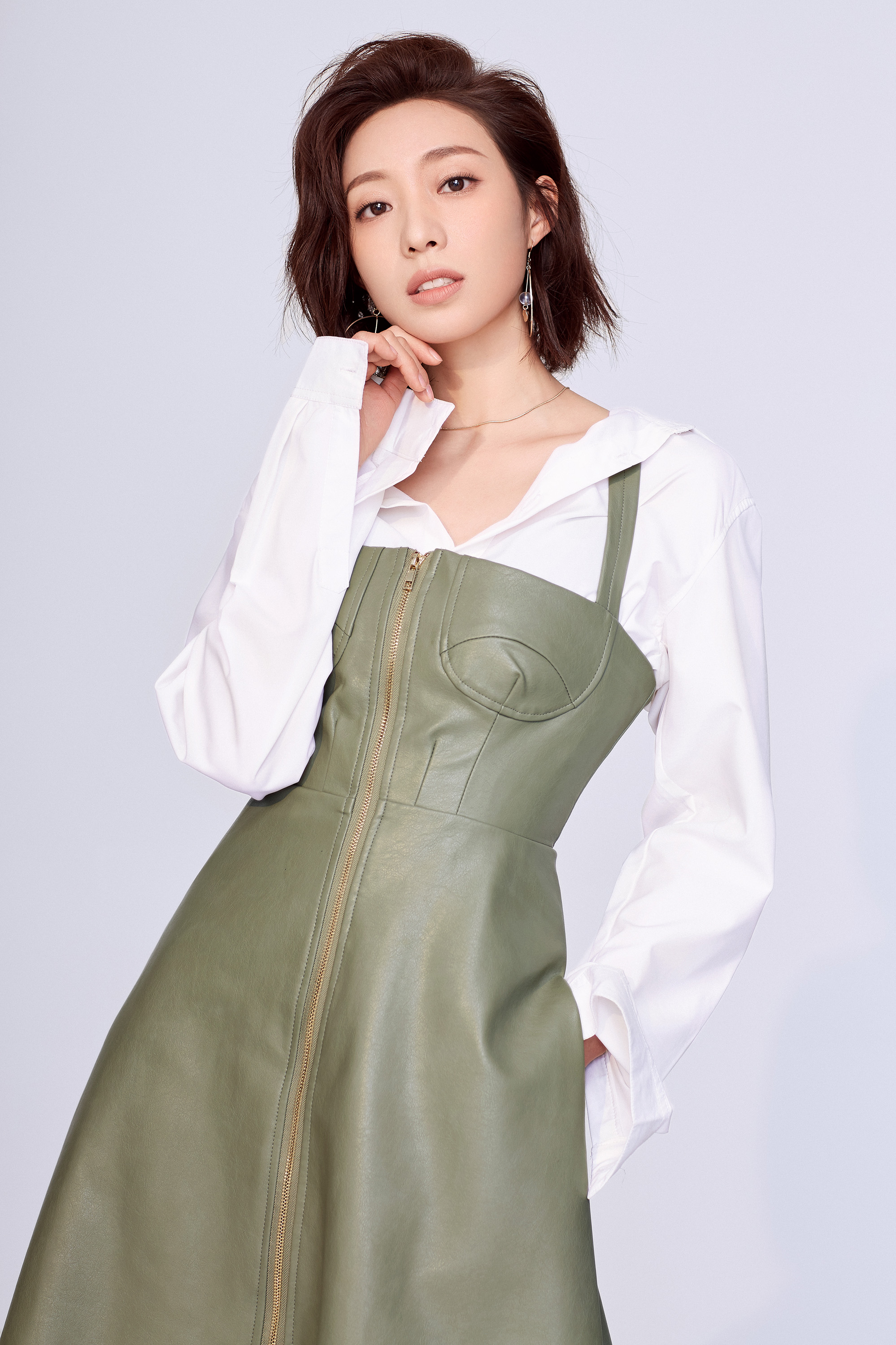 《齐丑无艳》女主角郝文婷写真公开 靓丽优雅还原时尚本色