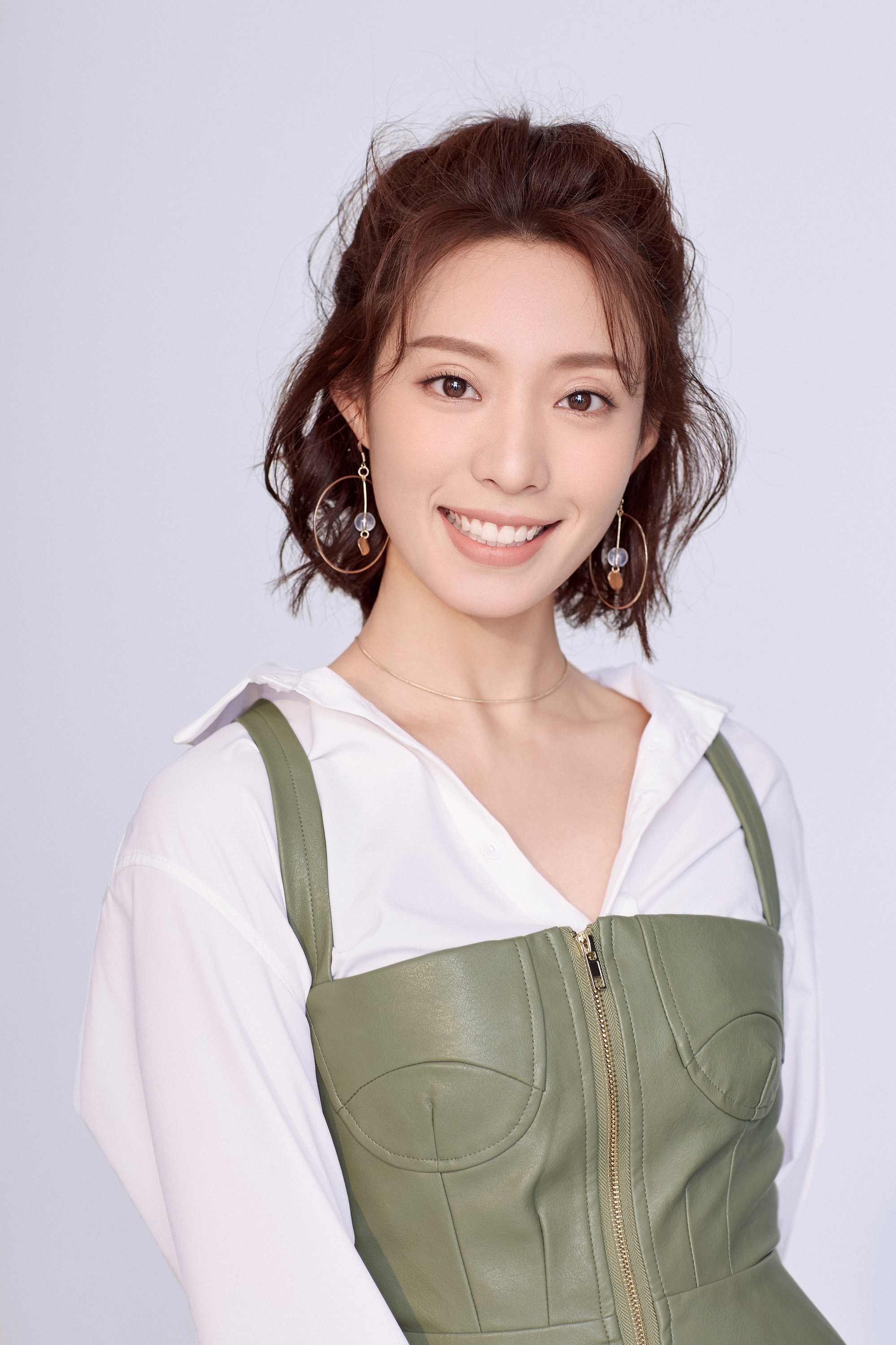 《齐丑无艳》女主角郝文婷写真公开 靓丽优雅还原时尚本色