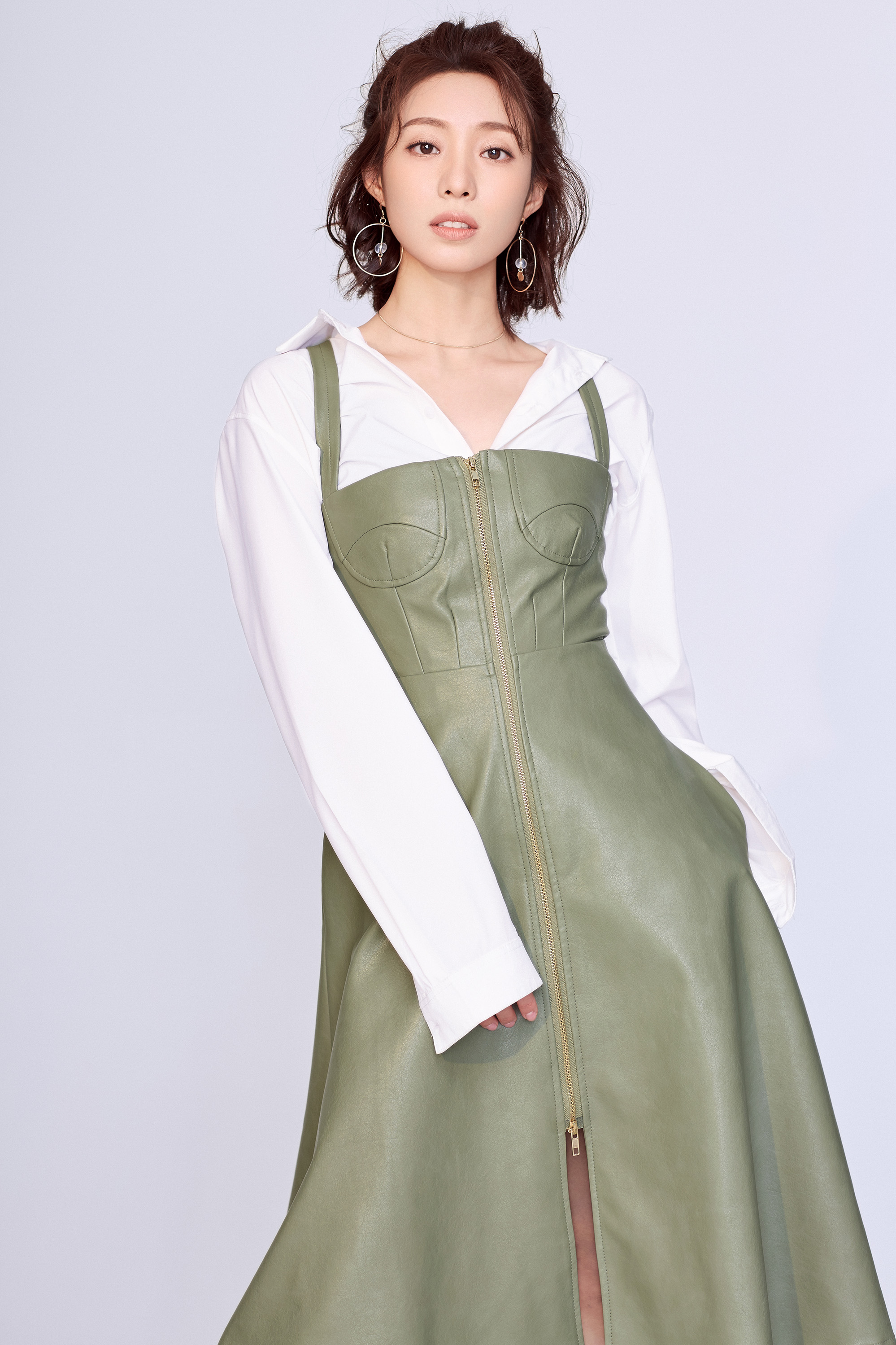 《齐丑无艳》女主角郝文婷写真公开 靓丽优雅还原时尚本色