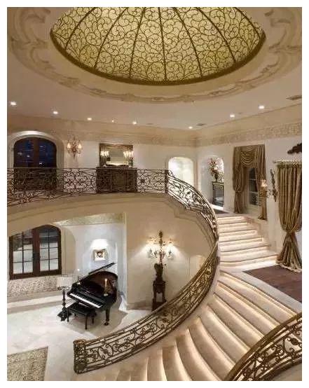 千万别委屈别墅，不配个大理石楼梯怎能体现豪宅气质