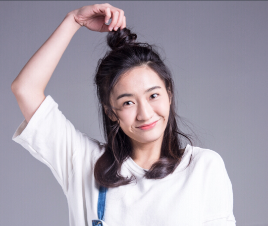 何昕霖一颦一笑都透着灵气,清新知性中又不失甜美,眼神十分有戏