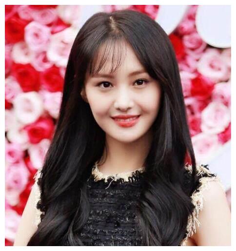 杨幂笑起来也是很好看,笑起来眼睛有月牙许晴,有两个鲜有的梨涡,笑容