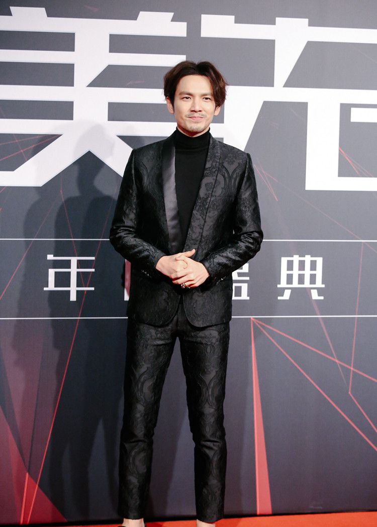 芭莎男士年度盛典钟汉良饭拍高清图欣赏,雅痞范儿的男神太有型了