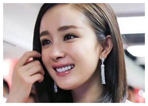 杨幂的"月牙笑"也是娱乐圈中的一个标记了,笑得很是开心忘怀.