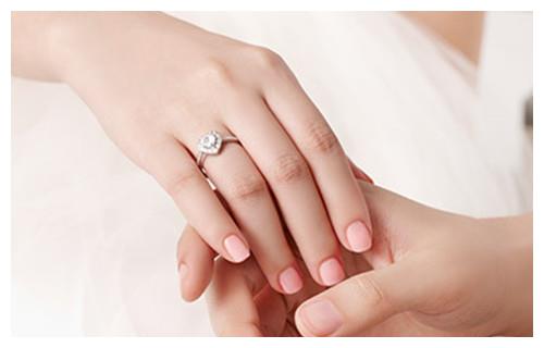 女生的结婚戒指应该带那个手(女生结婚戒指应该戴在哪个手指上?)