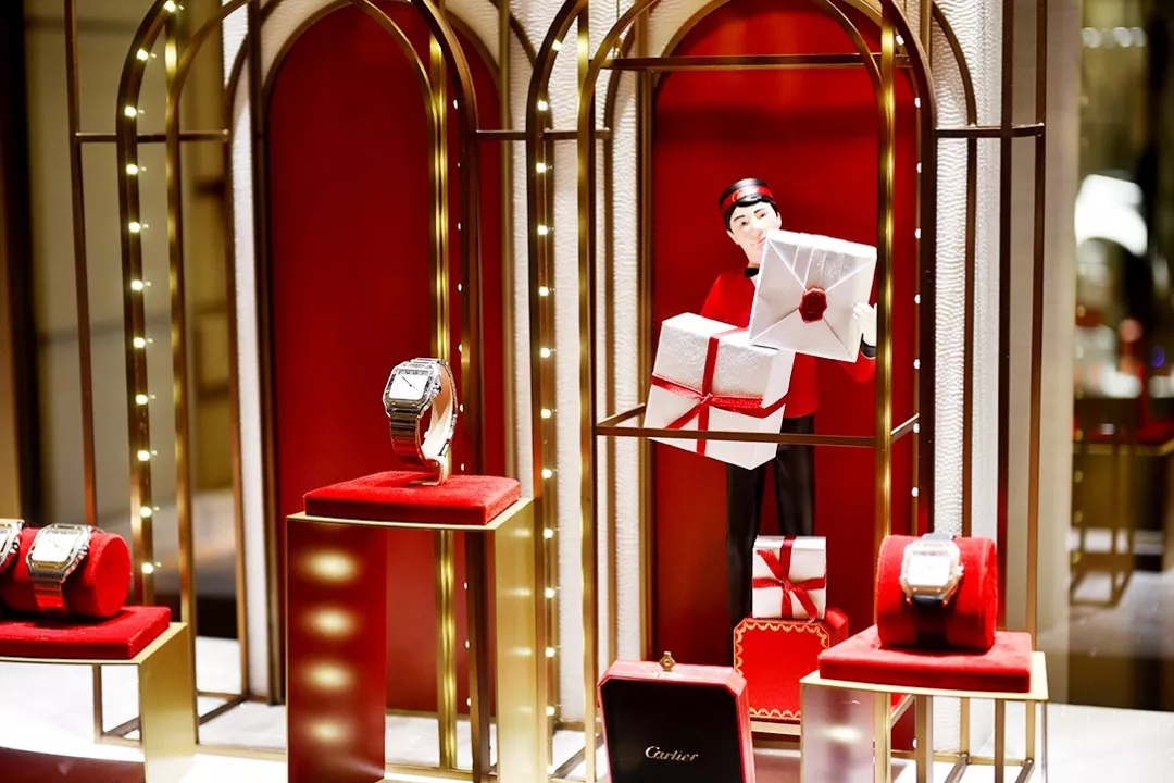 卡地亚的圣诞当然少不了cartier boy来助阵~今年的橱窗依旧是他们的