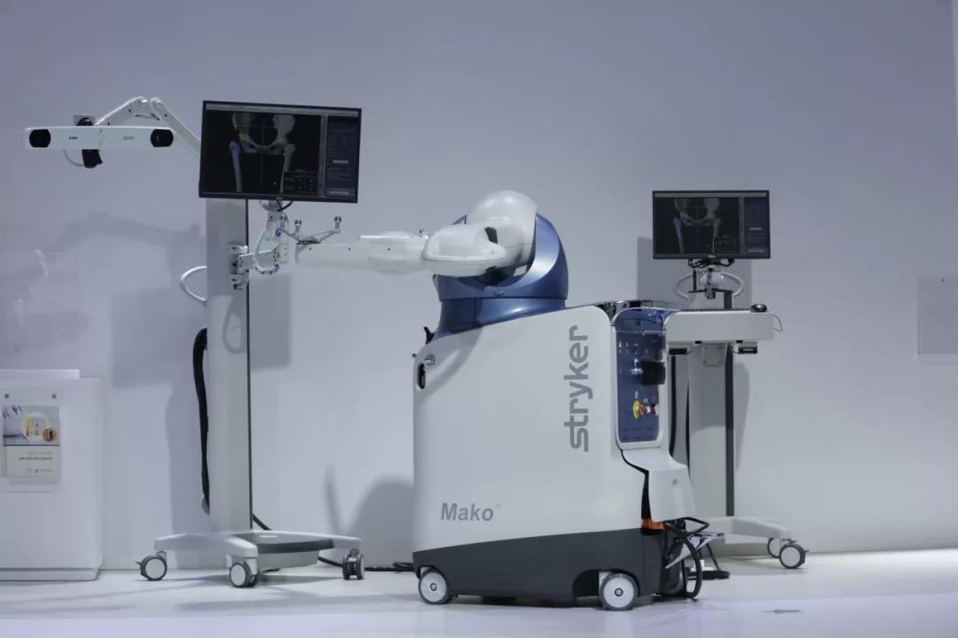 artastm植发手术辅助机器人首次亮相进博会采用ai辅助定制手术方案