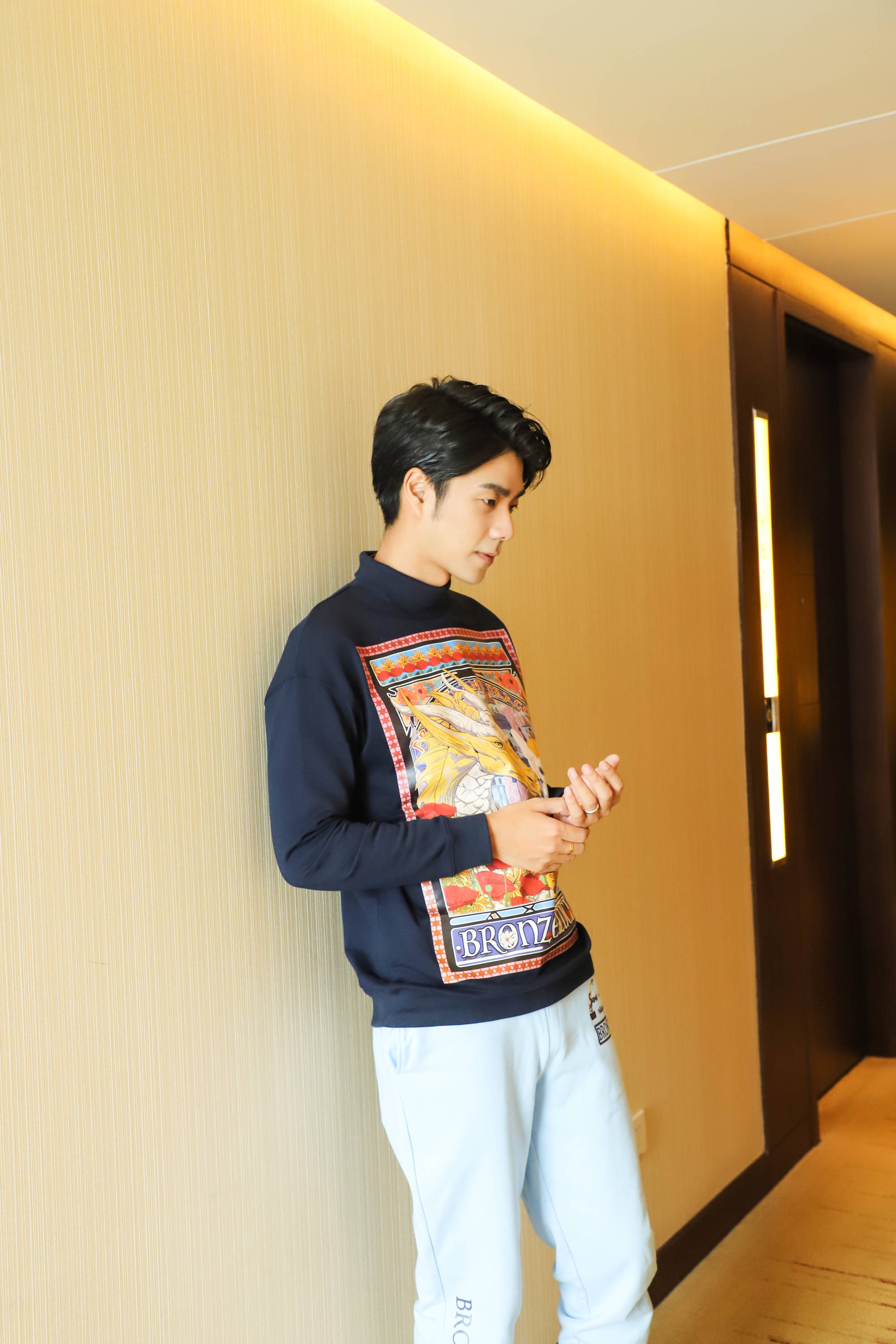 袁成杰陈芊芊亮相上海时装周 活力造型青春满分