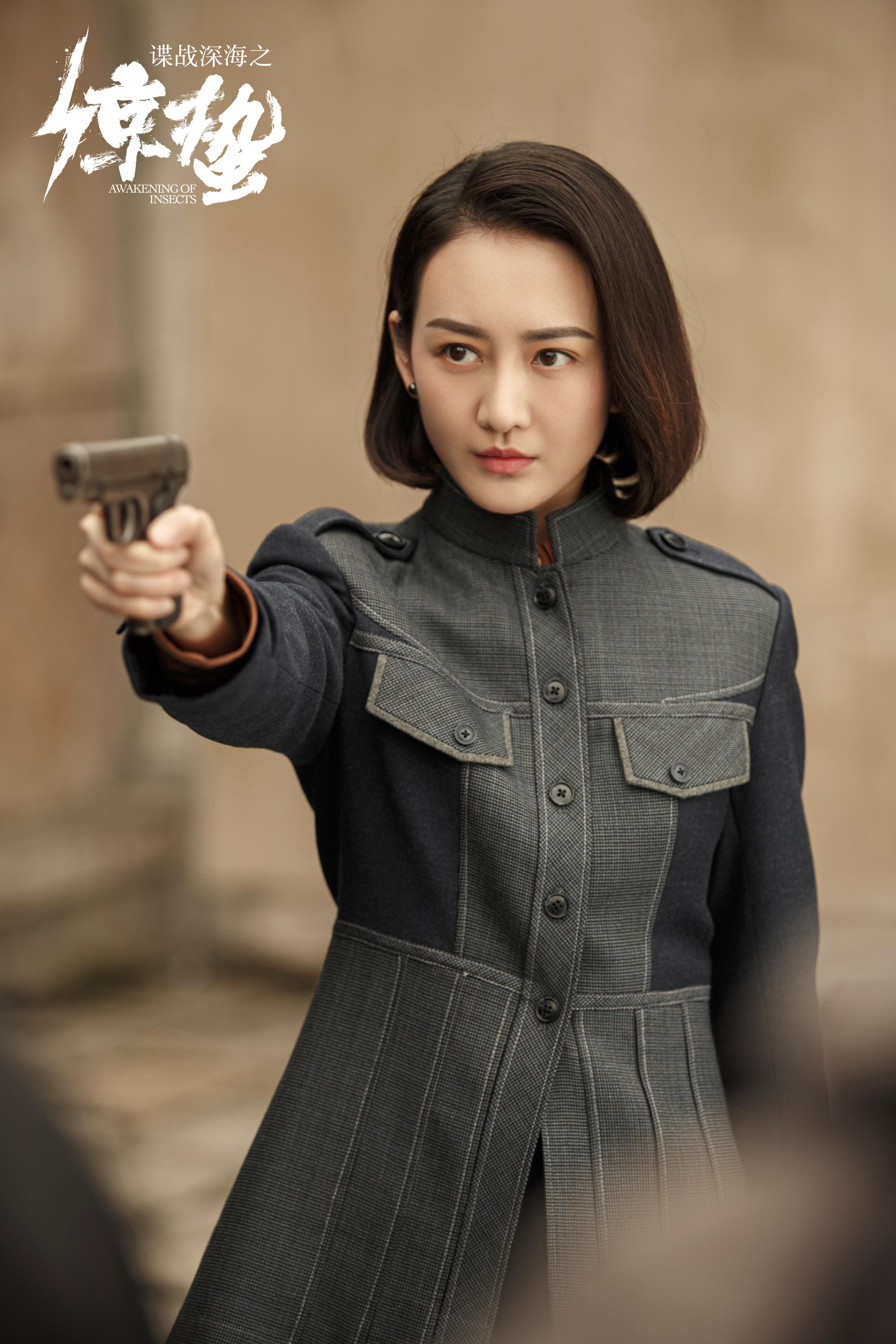 王鸥饰演的张离作为潜伏在军统和日伪内部的双面间谍,脱离了套路化的