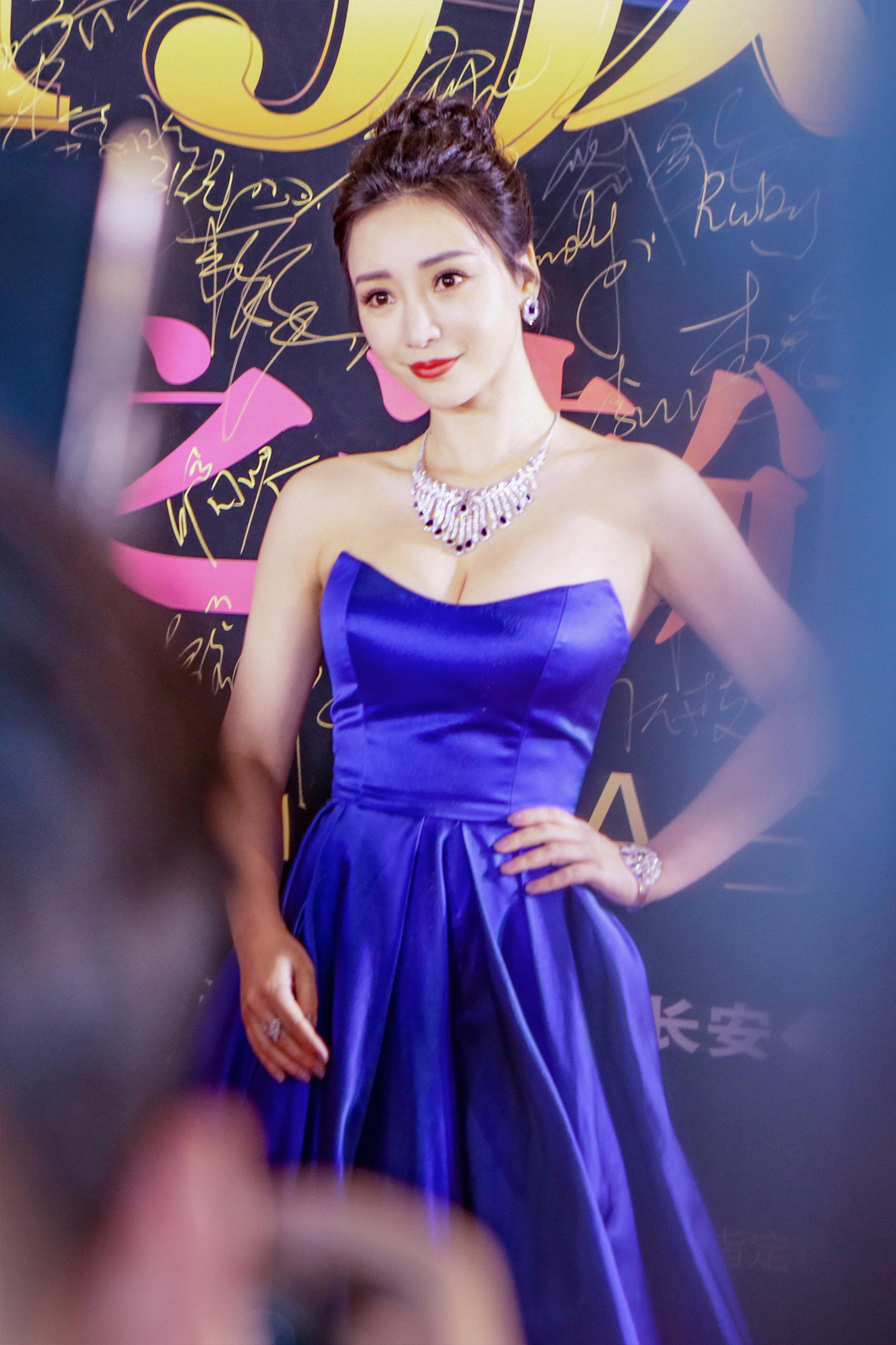 柳岩宝蓝复古裙性感亮相时尚之选与大鹏获年度时尚默契榜样