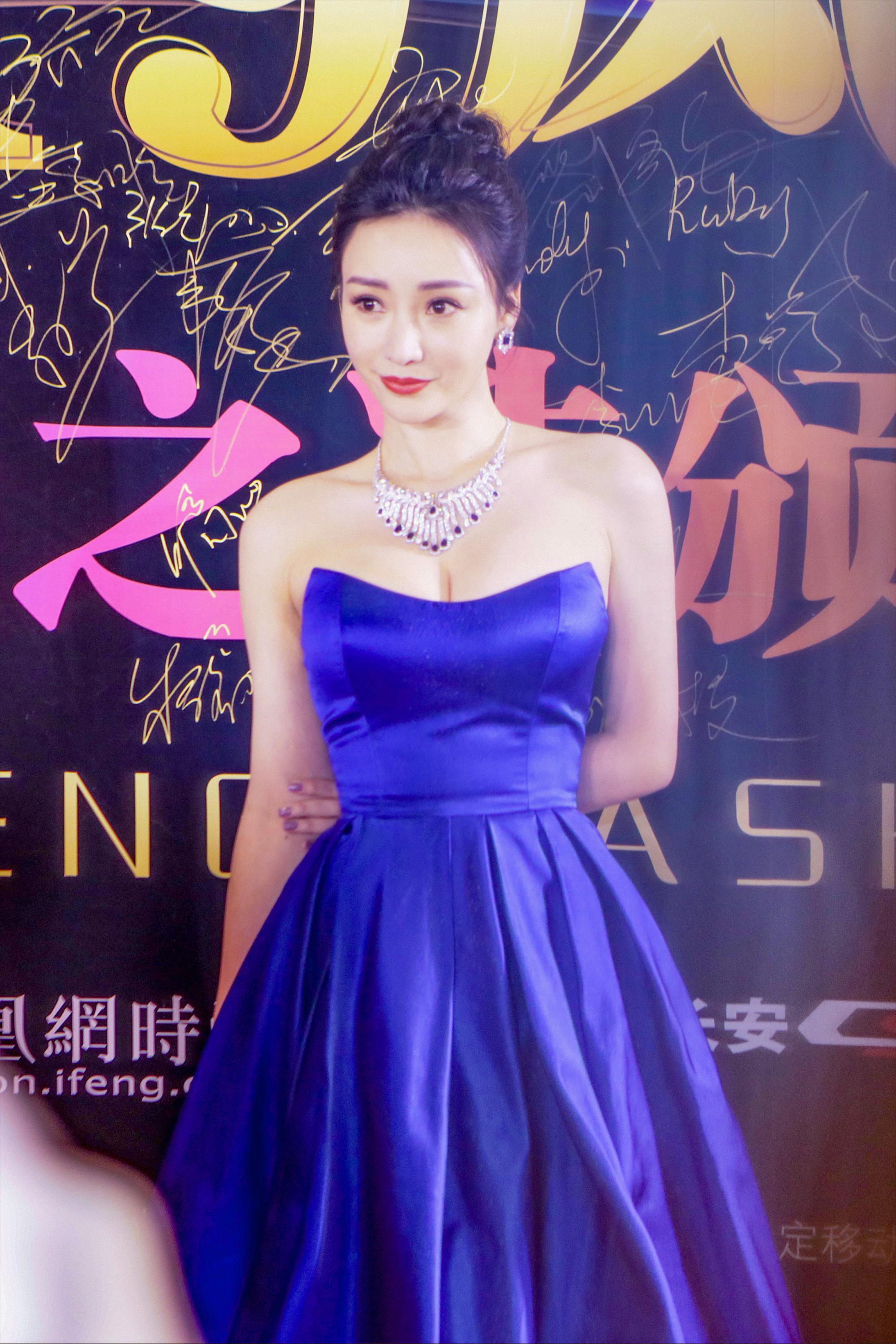 柳岩宝蓝复古裙性感亮相时尚之选与大鹏获年度时尚默契榜样