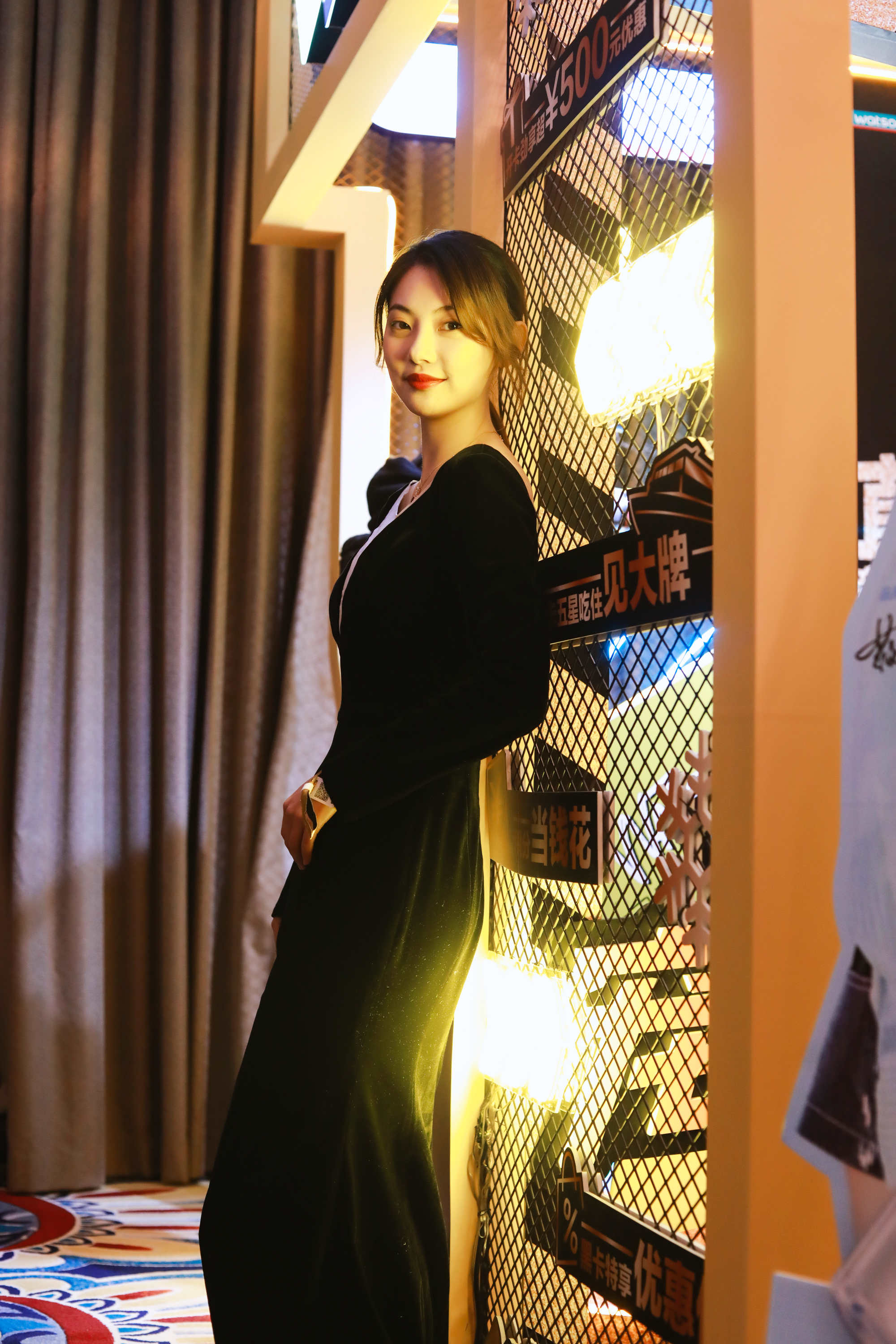 演员尹彤出席时尚盛典 长裙优雅尽显迷人气质__财经头条