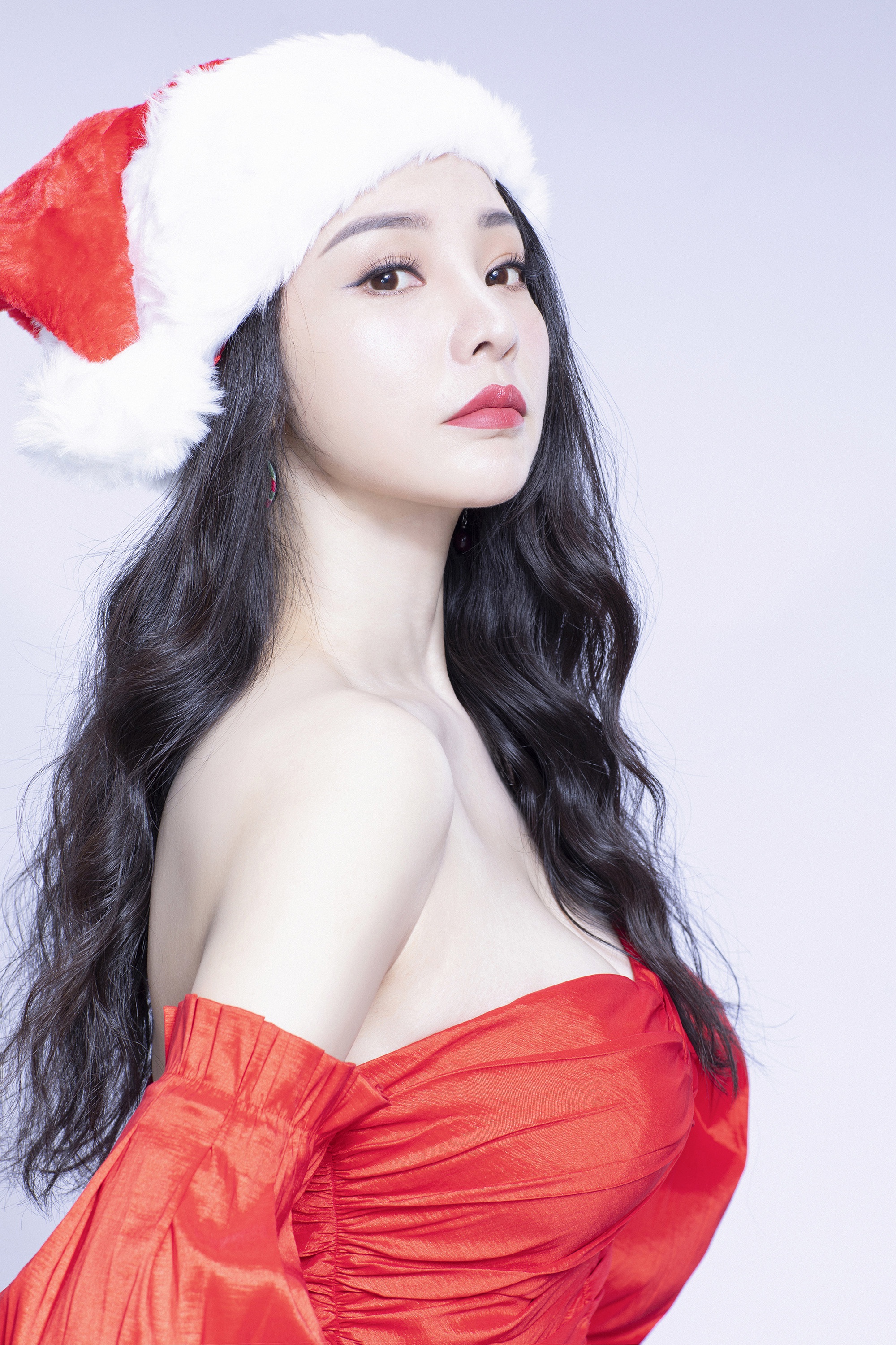 柳岩圣诞写真娇艳红裙秀香肩玉臂 活泼灵动妩媚性感