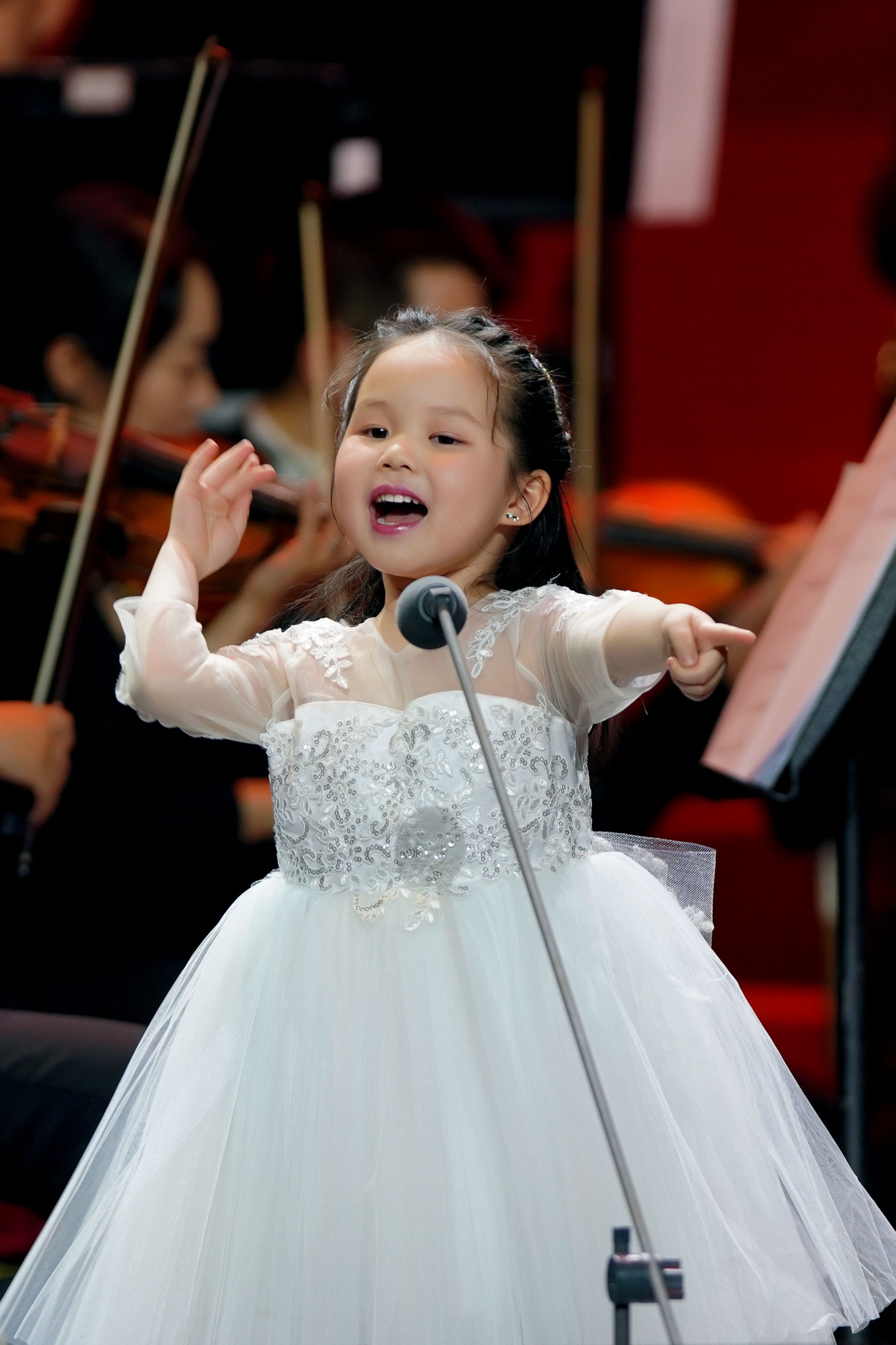 5岁"小春天"人民大会堂演唱童谣《马马嘟嘟骑》惊艳四座