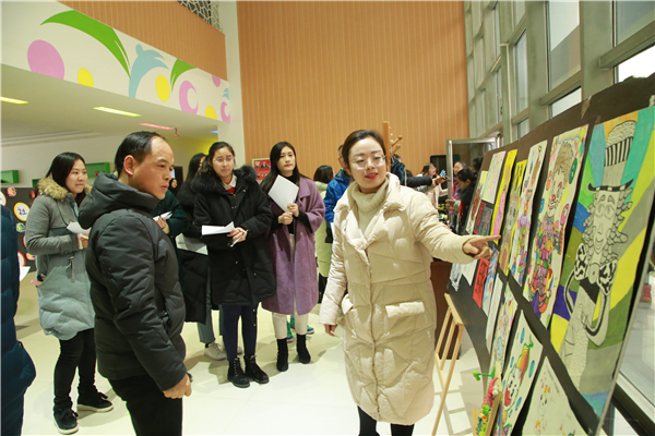 奼紫嫣紅里美術社團話豐收鄭州一小學舉行美術社團展示活動