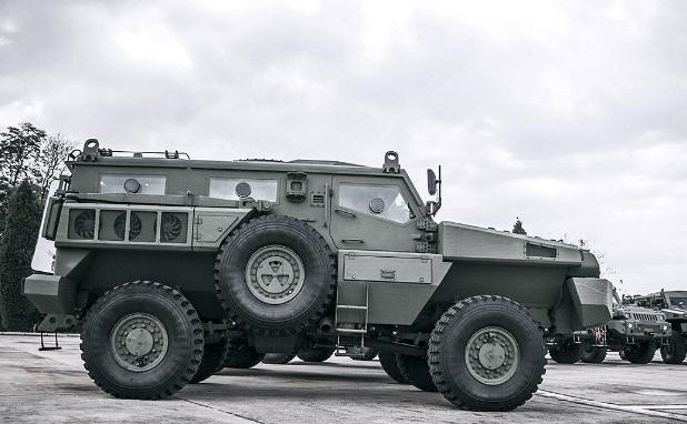 这台车就是派拉蒙掠夺者了,这台车有一个外号叫做陆地坦克,从这个外号