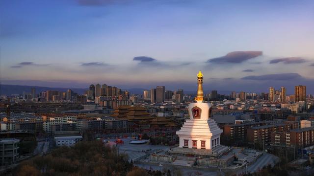 宝尔汗佛塔坐落内蒙古呼和浩特市玉泉公园,被誉为亚洲第一大佛塔