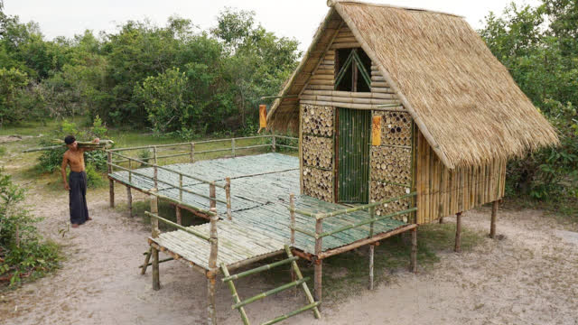 荒野求生,小伙教你如何建造竹屋,你也可以试着盖一间