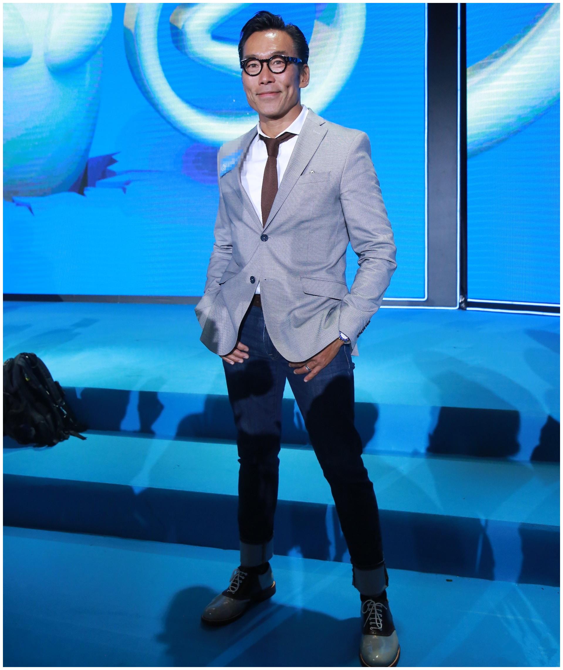 55岁郑浩南近照美颜过度难辨认二婚娶马来西亚美女生活幸福