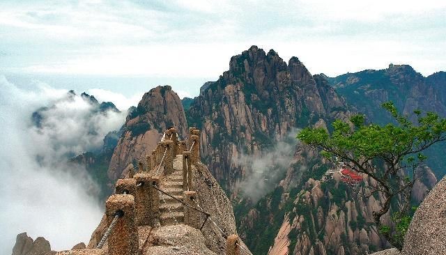 《奇石"仙女弹琴"》在我国安徽省南部有一个黄山风景区,因为有众多的