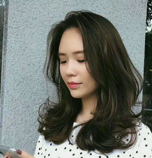 发型要显年轻,就要遵循时尚潮流的趋势,才能起到减龄的效果,下面推荐6