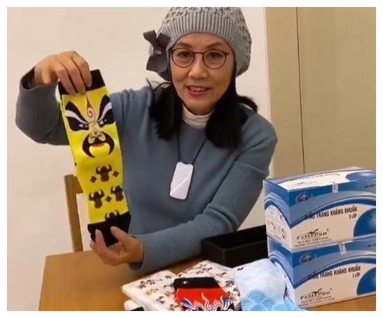 tvb阿姐汪明荃穿衣风格很独特,私下素颜就是慈祥老奶奶一枚!