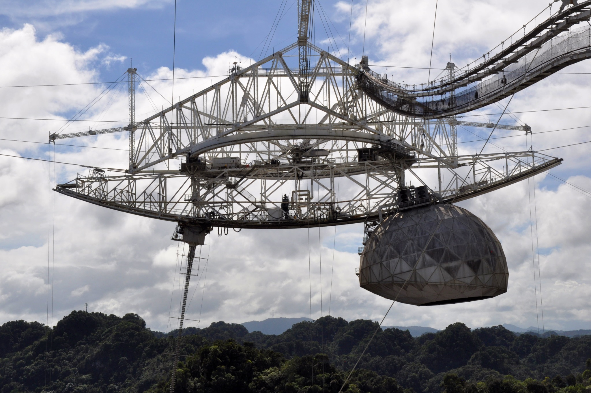 如今已经雄踞世界最大单口径射电望远镜宝座50多年的美国阿雷西博