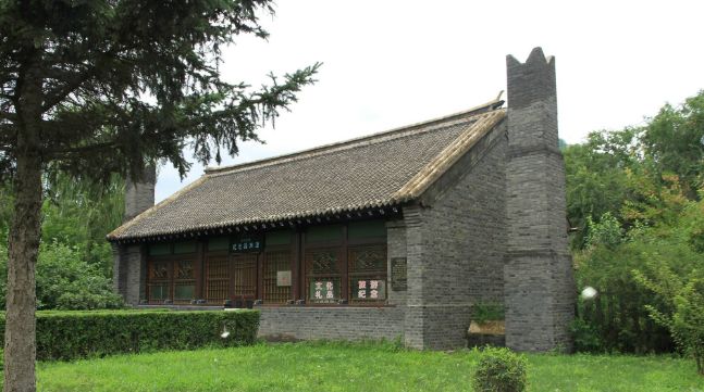 这里保留着满族民居建筑的风格青砖青瓦土木结构具有教育意义