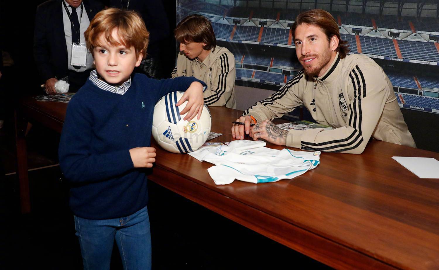 皇家马德里俱乐部球员拉莫斯与莫德里奇代表球队给小球迷们签名
