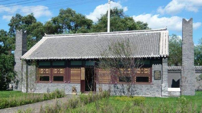 这里保留着满族民居建筑的风格青砖青瓦土木结构具有教育意义