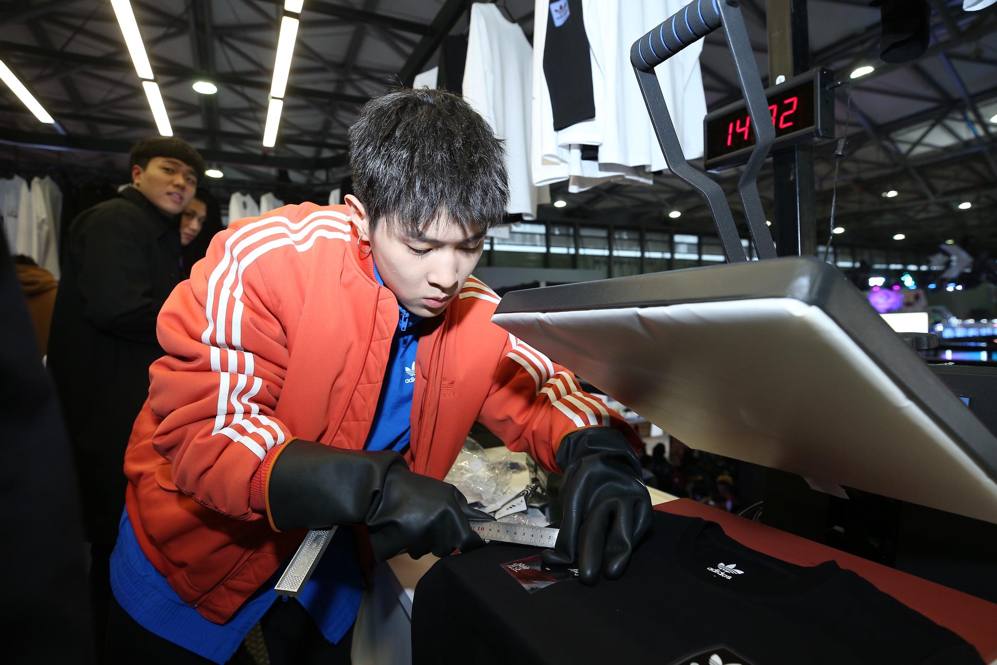 马伯骞受邀出席innersect 体验makerlab制作联名设计赠品