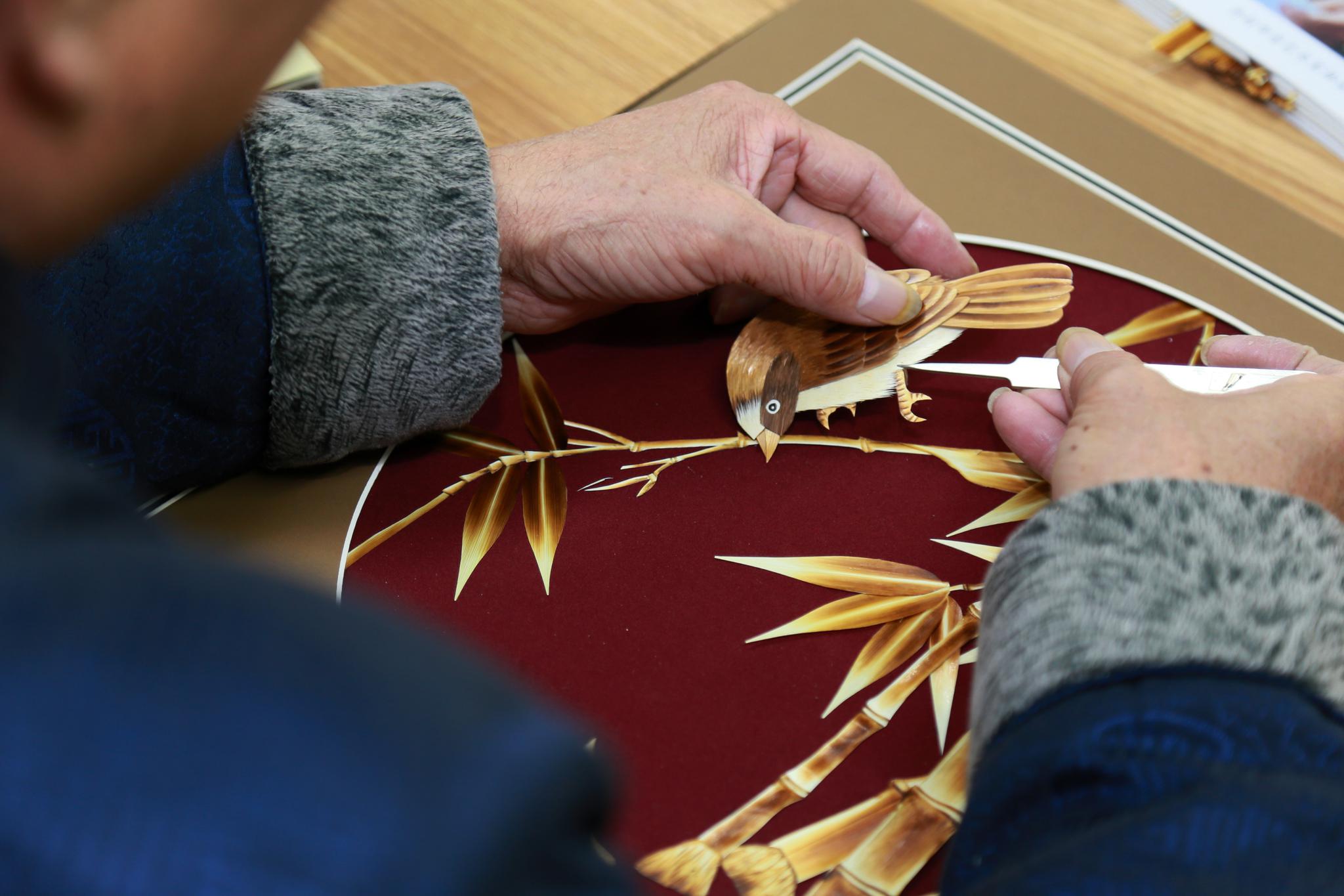 河南62岁老翁痴迷麦草画30年他剪贴出的老虎栩栩如生令人叫绝