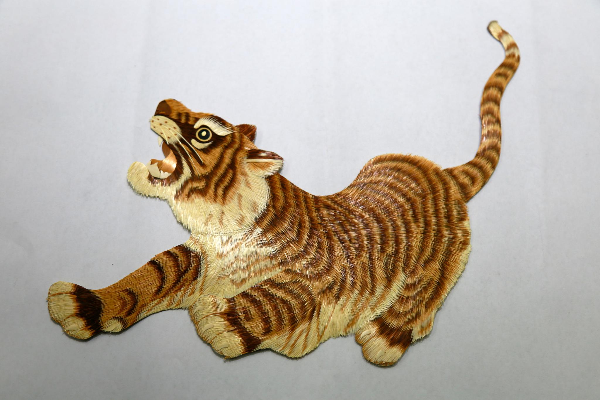 河南62岁老翁痴迷麦草画30年,他剪贴出的老虎栩栩如生令人叫绝|麦草画