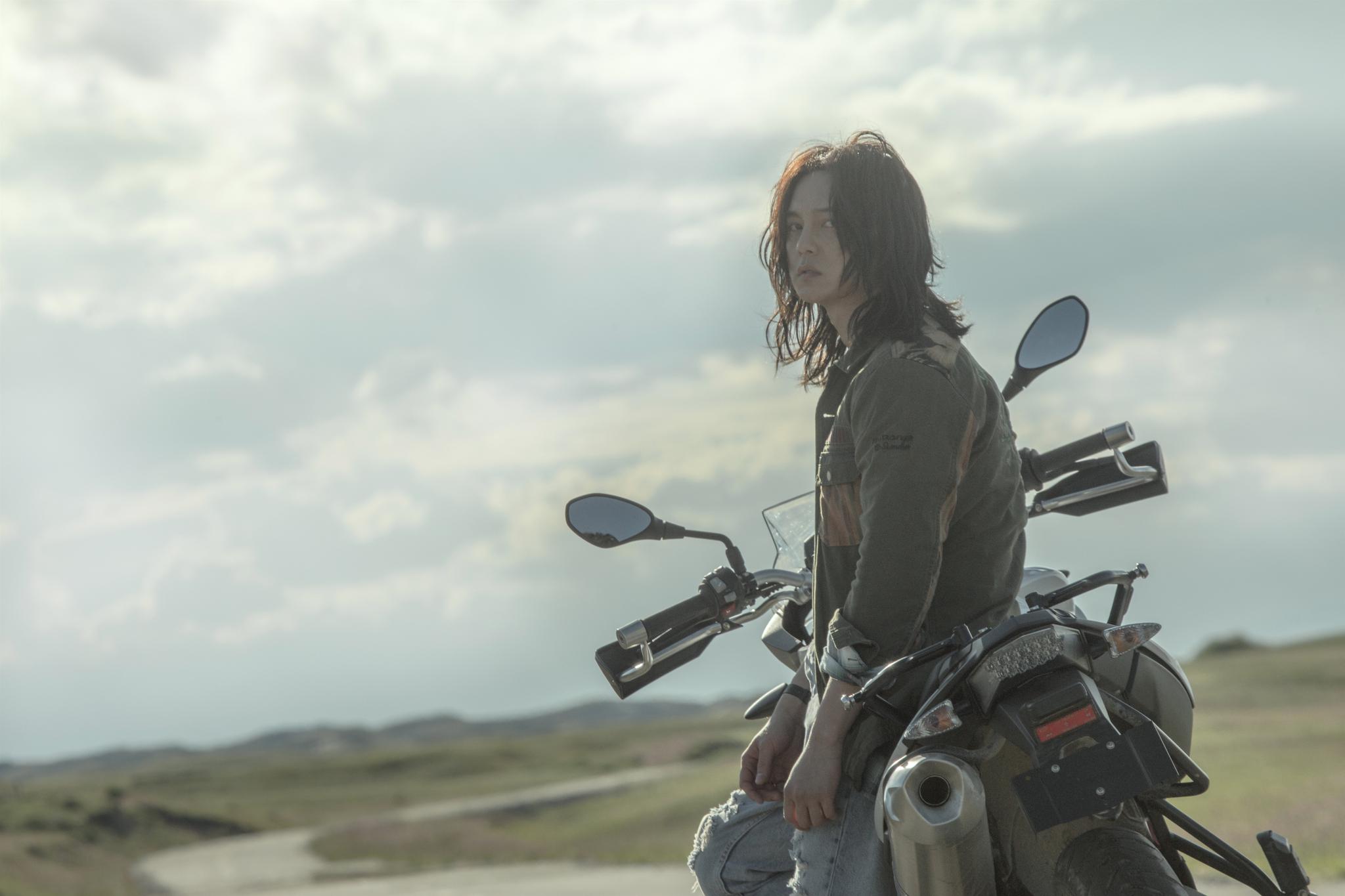 尹正《飞驰人生》剧照曝光 脚踩摩托车上演忧郁"眼神杀"