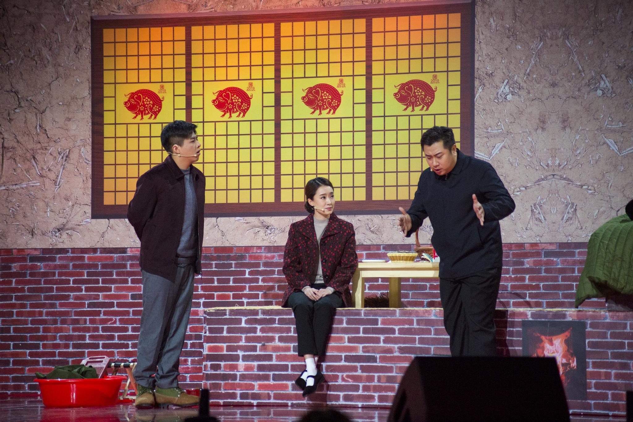 张小斐携团队登江苏卫视春晚上演幸福牛家村获好评