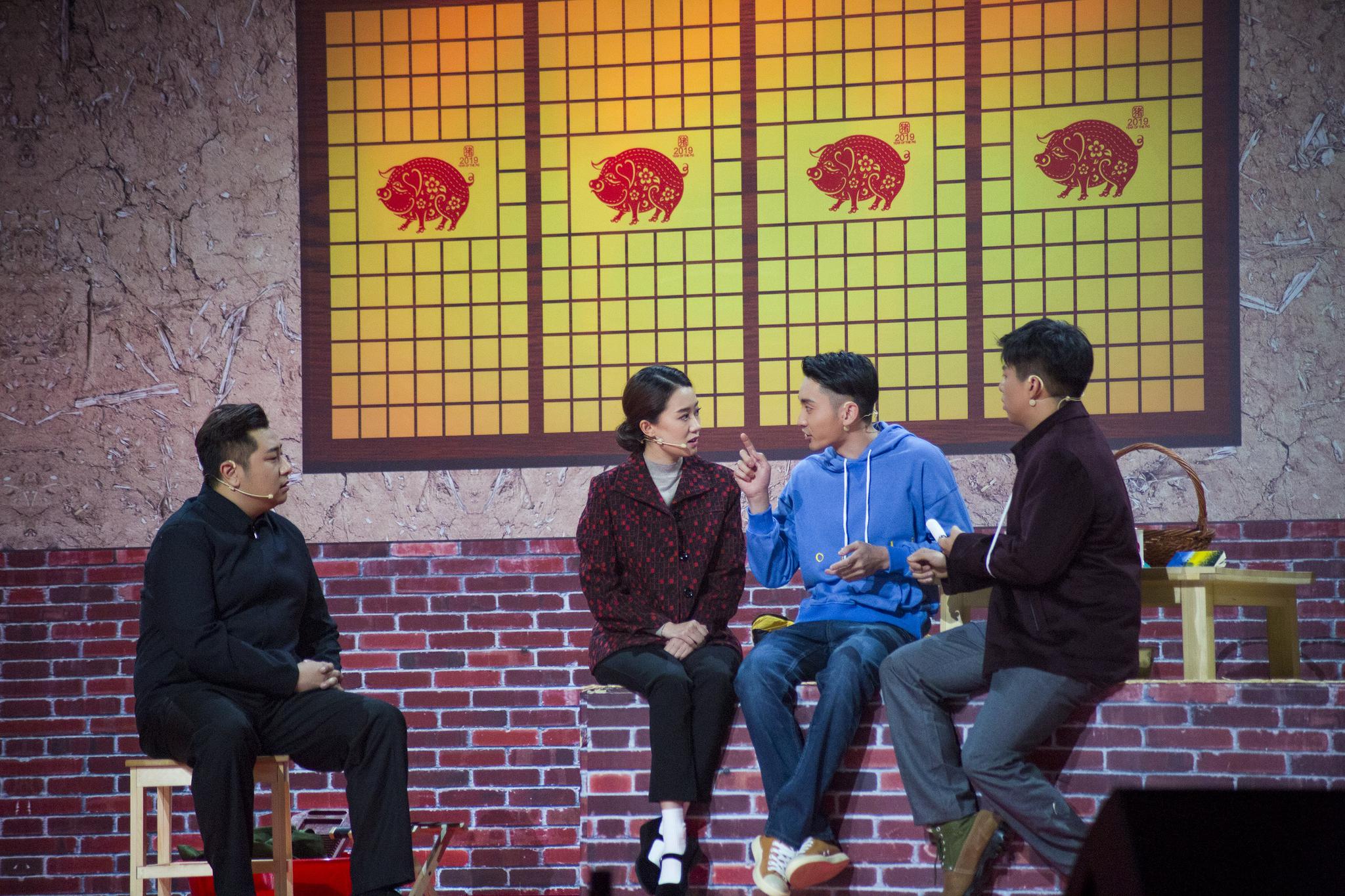 张小斐携团队登江苏卫视春晚上演幸福牛家村获好评