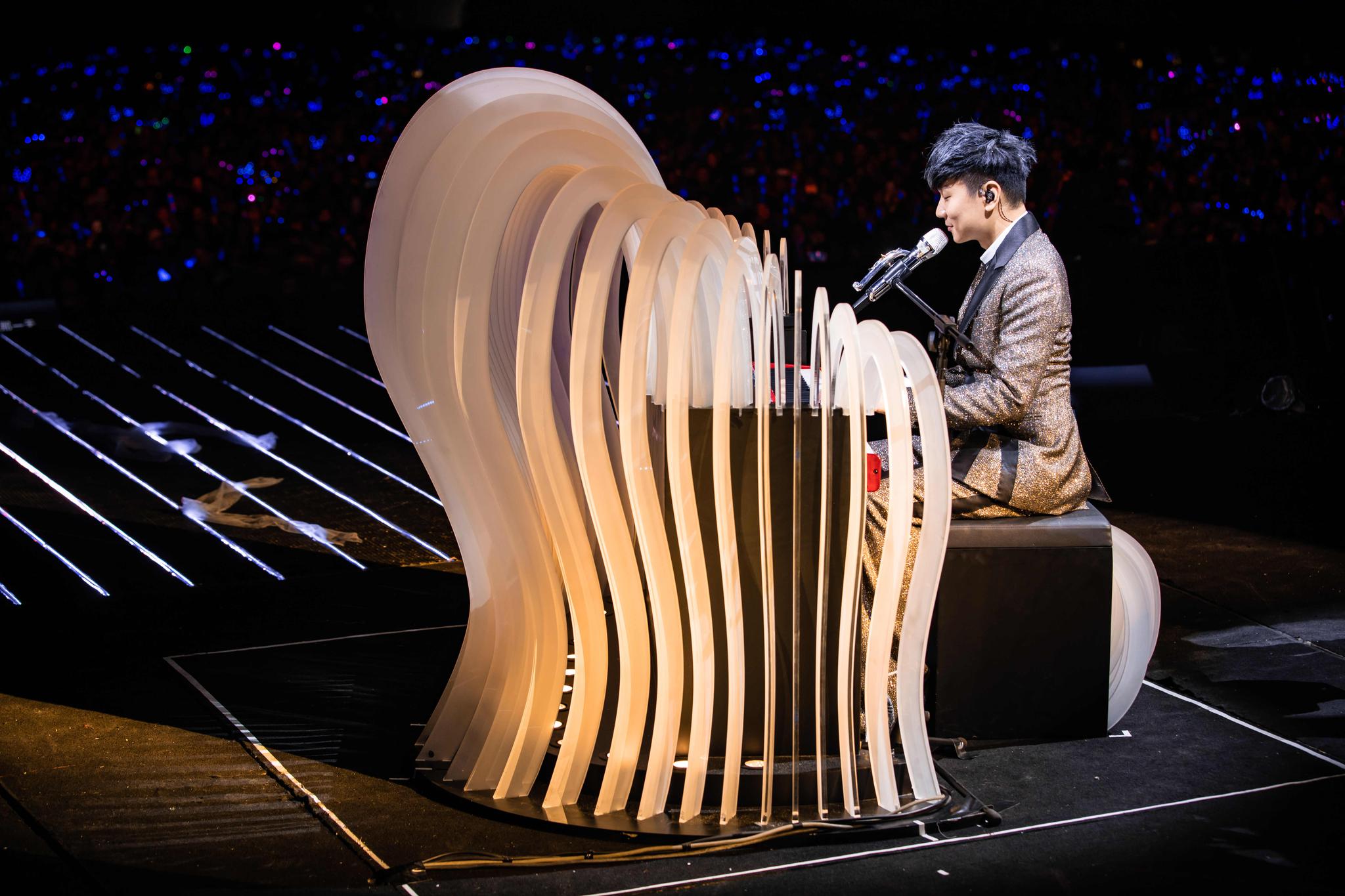 林俊杰"圣所2.0"巡演杭州首唱 被观众热情感动一度哽咽