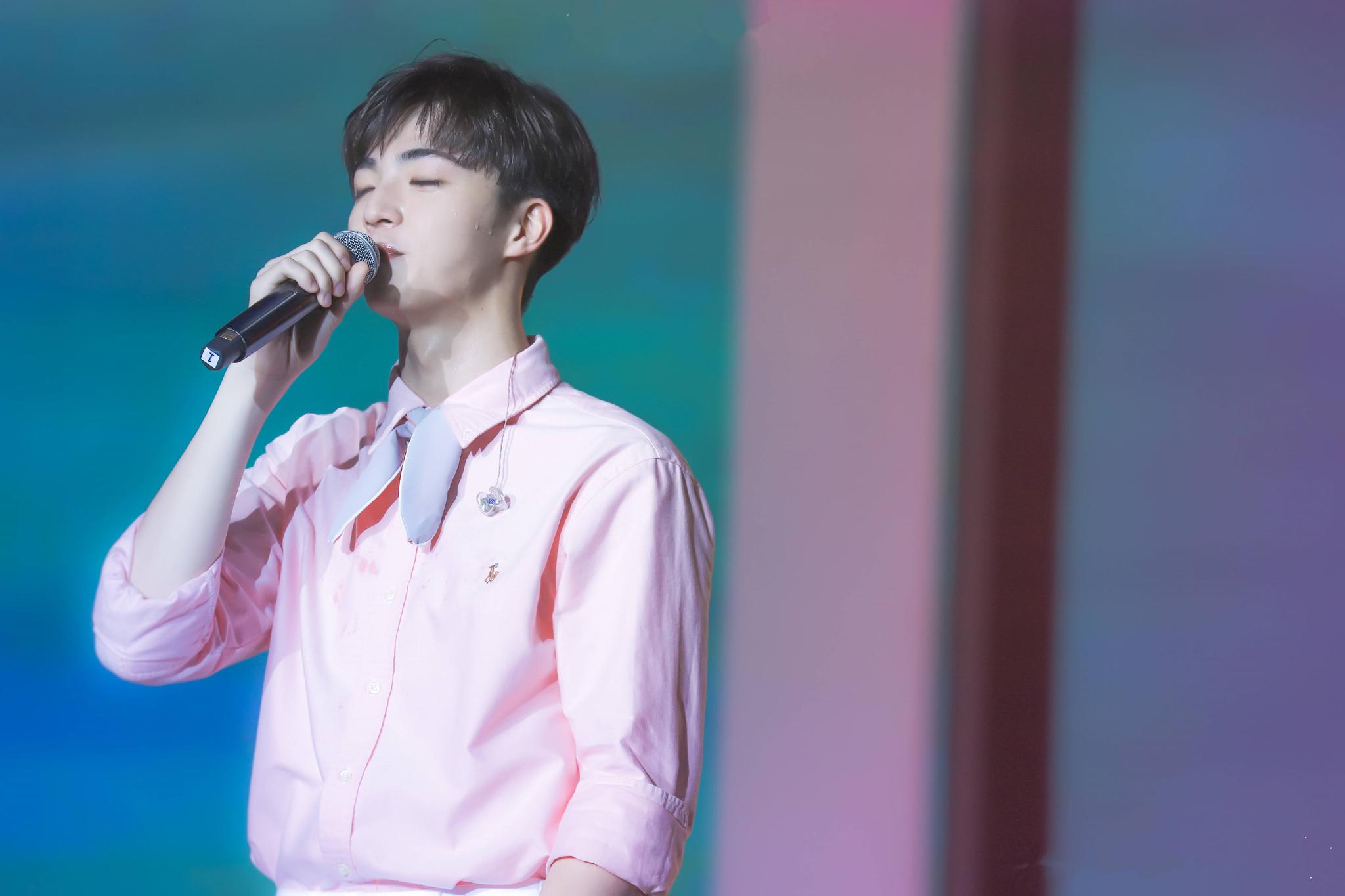 陈立农换完发型更帅啦,利落圆寸秒变枭雄,和以前反