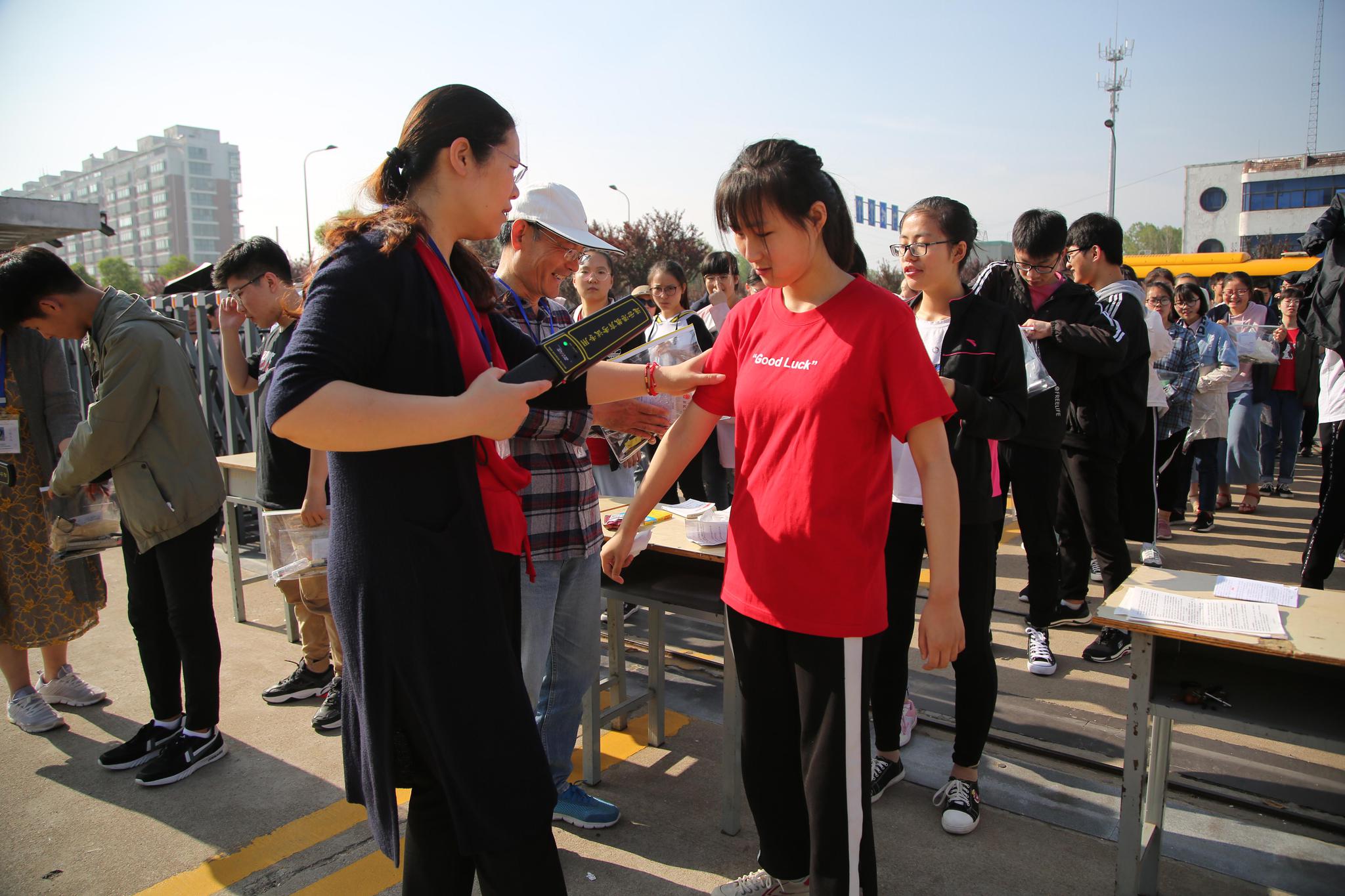 全国高考大幕拉开:千万考生进考场 笑容洋溢显轻松|考场|考生|高考_新浪新闻